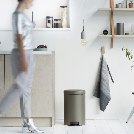 Κάδος απορριμμάτων με πεντάλ Brabantia NewIcon 649042, 20 l, Ομαλό κλείσιμο, Αντιολισθητική βάση, Γκρι