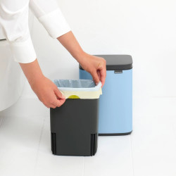 Κάδος Brabantia Bo Small 1006626, 4 L, Ομαλό και αθόρυβο άνοιγμα, Αντιολισθητική βάση, Μπλε ανοιχτόχρωμο