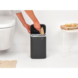 Κάδος Brabantia Bo Small 1008866, 4 L, Ομαλό και αθόρυβο άνοιγμα, Αντιολισθητική βάση, Ορυκτή επίστρωση, Σκούρο γκρι