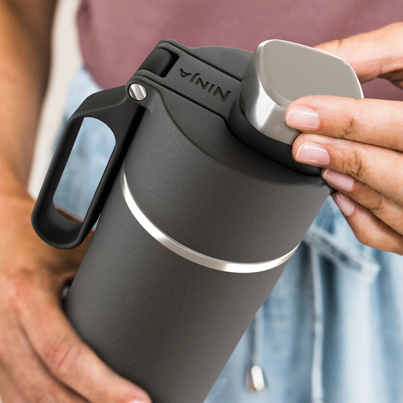 Thermos Ninja DW2401EUUKBK, 700 ml, Κατάλληλο για ανθρακούχα ποτά, Τριπλή μόνωση, Χωρίς BPA, Ζεστό έως 8 ώρες, Κρύο έως 24 ώρες, Μαύρο