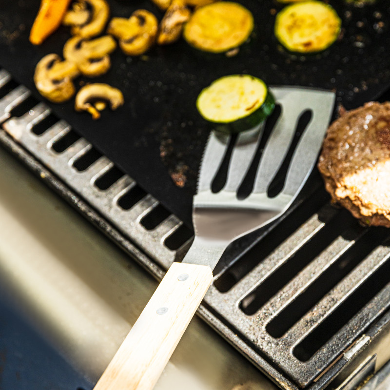 Σετ από 3 σκεύη BBQ Kinghoff KH 1918, Σπάτουλα, Σπάτουλα, Πιρούνι, Ξύλινες λαβές, Βρόχοι για κρέμασμα, Inox/καφέ