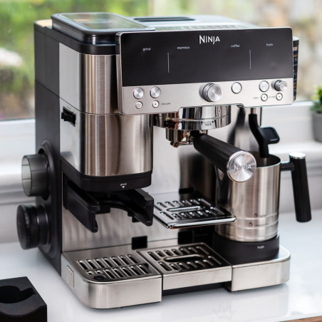 Ninja Luxe Café Premier ES601 3σε1, 1650W, 15 bar, 2 λίτρα, Barista Assist, texturirane χωρίς επαφή, 4 λειτουργίες, 3 ρυθμίσεις θερμοκρασίας, Inox/μαύρο.