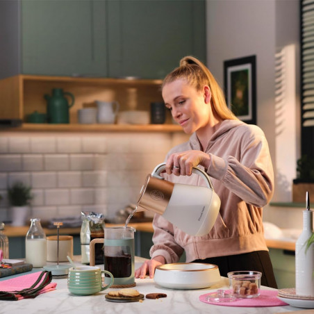 Βραστήρας Russell Hobbs Calm 27450-70, 2400W, 1,7 l, 40-100°C, Αθόρυβο βράσιμο, Κουμπιά αφής, Ηχητικές ειδοποιήσεις, 6 εναλλασσόμενα χρώματα, Προστασία, χωρίς BPA και PFAS, Λευκό/χρυσό