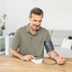 Beurer BM 53 Παρακολούθηση αρτηριακής πίεσης, ενδείξεις αρρυθμίας, κίνδυνος, μνήμη μέσω εφαρμογής, 4 x AAA, USB-C, 22-42 cm, μαύρο