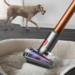 Κάθετη ηλεκτρική σκούπα Dyson Cyclone V10 Absolute 448883-01, 150AW, 125.000 σ.α.λ., 0,77 l, 60 λεπτά, 3 λειτουργίες, 2 Tier Cyclone™, HEPA, Αθόρυβη, Υγιεινή εκκένωση, Χωρίς μπλέξιμο, Νικέλιο/πορτοκαλί