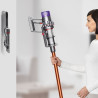 Κάθετη ηλεκτρική σκούπα Dyson Cyclone V10 Absolute 448883-01, 150AW, 125.000 σ.α.λ., 0,77 l, 60 λεπτά, 3 λειτουργίες, 2 Tier Cyclone™, HEPA, Αθόρυβη, Υγιεινή εκκένωση, Χωρίς μπλέξιμο, Νικέλιο/πορτοκαλί