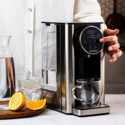 Διανομέας ζεστού νερού Klausberg KB 7880, 2600W, 2.7l, 40-100°C, 7 θερμοκρασίες, οθόνη LED αφής, προστασία παιδιών, ρυθμίσεις μνήμης, Inox/μαύρο