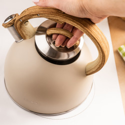 Σφυρίζοντας βραστήρας Klausberg KB 7913, 2.5 L, Λαβή με εφέ ξύλου, Επαγωγή, Μπεζ