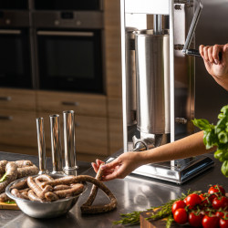 Μηχανή πλήρωσης λουκάνικων Klausberg KB 7930, 5 kg, χειροκίνητη, 4 χαλύβδινα ακροφύσια, βαλβίδα εξαέρωσης, κύλινδρος κύλισης, Inox