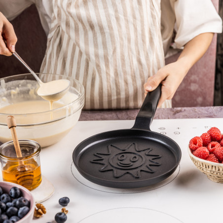 Τηγάνι για τηγανίτες Klausberg KB 7972, 18 cm, ανάγλυφος πυθμένας με ήλιο, αντικολλητική επίστρωση, χωρίς PFOA, επαγωγή, Μαύρο