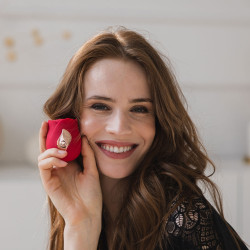 Διεγέρτης κλειτορίδας Beautifly Rose Glow Pleaser, 5 λειτουργίες, 5 ταχύτητες, 90 λεπτά, Κατάλληλο για χρήση στο ντους/μπάνιο, Αντιαλλεργική σιλικόνη, Αθόρυβο, Κόκκινο