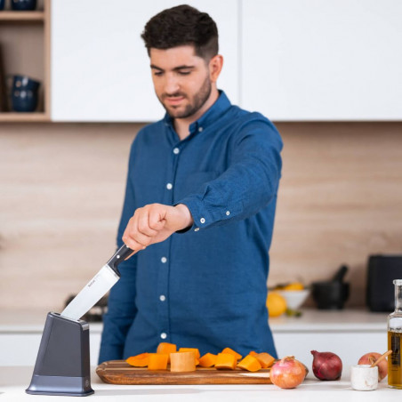 Μαχαίρι κουζίνας Tefal K297S244, 20 cm, Ανοξείδωτο ατσάλι, Βάση με ενσωματωμένο ακονιστήρι, Προστατευτικό για τα δάχτυλα, Μαύρο