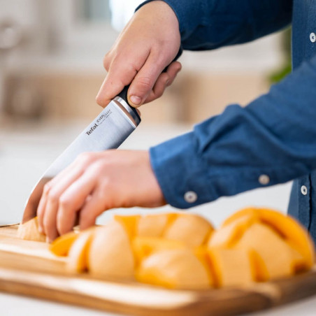 Μαχαίρι κουζίνας Tefal K297S244, 20 cm, Ανοξείδωτο ατσάλι, Βάση με ενσωματωμένο ακονιστήρι, Προστατευτικό για τα δάχτυλα, Μαύρο