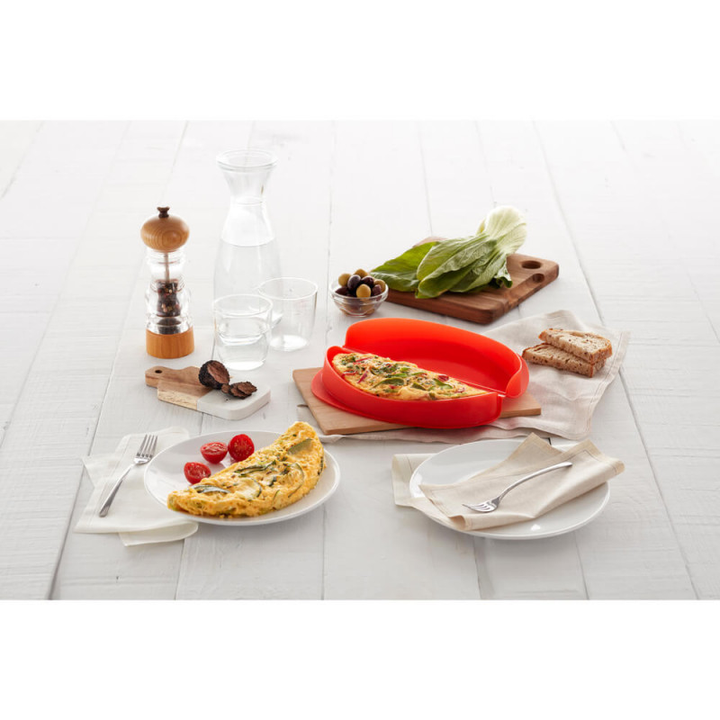 Σκεύος για την παρασκευή ομελέτας στο φούρνο μικροκυμάτων Lekue 1009029, 23x10x3,5 cm, πλατινένιο σιλικόνη, από -60 έως +220C, διαφανές/κόκκινο