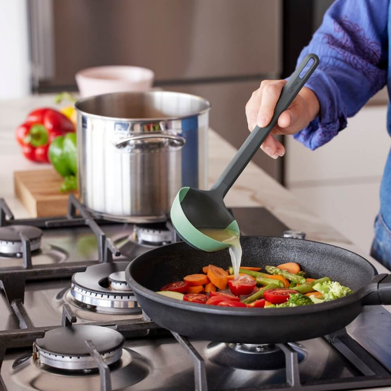 Κουτάλα για σούπα Lekue 1010180, 29 cm, Ανθεκτική στις γρατσουνιές, Ευέλικτη κεφαλή, 4/220°C, Πράσινη