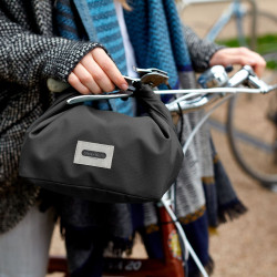 Θερμός σάκος για μεσημεριανό Black+Blum LBB018, 6,7 λίτρα, 33,5 × 15,5 × 31 cm, Αδιάβροχος, Τυλίγεται, Ιμάντας μεταφοράς, Χωρίς BPA, Μαύρος