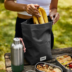 Θερμός σάκος για μεσημεριανό Black+Blum LBB018, 6,7 λίτρα, 33,5 × 15,5 × 31 cm, Αδιάβροχος, Τυλίγεται, Ιμάντας μεταφοράς, Χωρίς BPA, Μαύρος