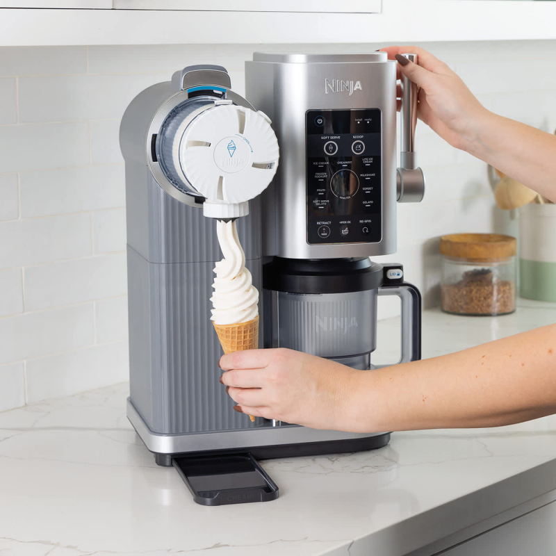 Μηχανή παγωτού 13-σε-1 Ninja CREAMi Scoop & Swirl™ NC701EU, 800 W, 13 προγράμματα, μοχλός 3 θέσεων για χωνάκια, CreamiFit, Creamify, 2 δοχεία 473 ml, δυνατότητα εξατομίκευσης, γκρι/μαύρο