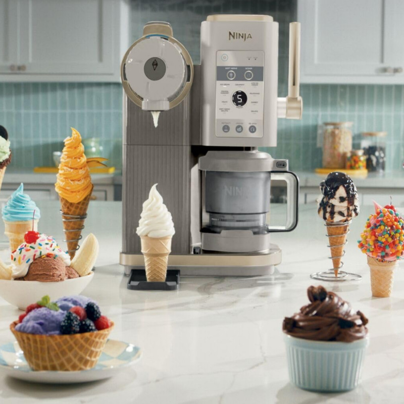 Μηχανή παγωτού 13-σε-1 Ninja CREAMi Scoop & Swirl™ NC701EUSTGD, 800 W, 13 προγράμματα, μοχλός 3 θέσεων για χωνάκια, CreamiFit, Creamify, 2 δοχεία 473 ml, δυνατότητα εξατομίκευσης, κρεμ/χρυσό