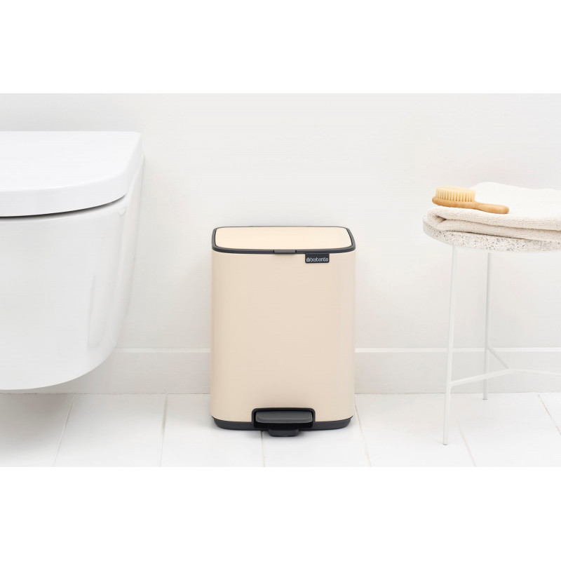 Κάδος απορριμμάτων Brabantia Bo Pedal 1010077, 7 λίτρα, Απαλό κλείσιμο, Βάση με ελαστικό επένδυση, Μπεζ