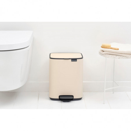 Κάδος απορριμμάτων Brabantia Bo Pedal 1010077, 7 λίτρα, Απαλό κλείσιμο, Βάση με ελαστικό επένδυση, Μπεζ