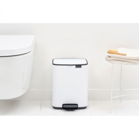 Κάδος απορριμμάτων Brabantia Bo Pedal 1010118, 7 λίτρα, Απαλό κλείσιμο, Βάση με ελαστικό επίστρωμα, Λευκό