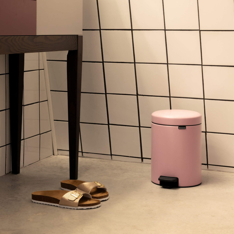 Κάδος απορριμμάτων με πεντάλ Brabantia NewIcon 1010439, 5 λίτρα, Απαλό κλείσιμο, Αντιολισθητική βάση, Ροζ