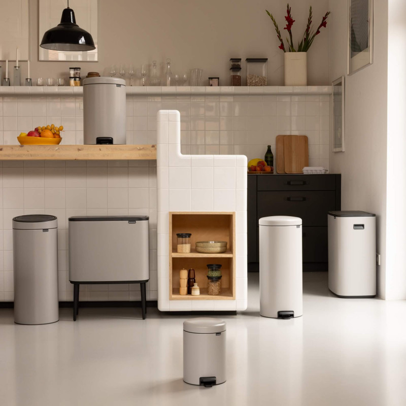 Κάδος απορριμμάτων με πεντάλ Brabantia NewIcon 1010440, 12 λίτρα, Απαλό κλείσιμο, Αντιολισθητική βάση, Ανοιχτό γκρι