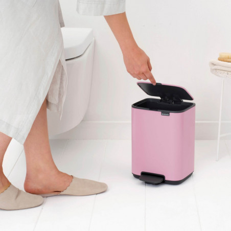 Κάδος απορριμμάτων Brabantia Bo Pedal 1010444, 4 λίτρα, Απαλό κλείσιμο, Αντιολισθητική βάση, Ροζ