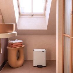 Κάδος απορριμμάτων Brabantia Bo Pedal 1010119, 12 λίτρα, Απαλό κλείσιμο, Αντιολισθητική βάση, Λευκό