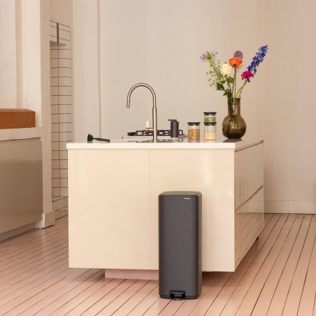 Κάδος απορριμμάτων Brabantia Bo Pedal 1010134, 30 λίτρα, Απαλό κλείσιμο, Αντιολισθητική βάση, Ορυκτή επίστρωση, Σκούρο γκρι