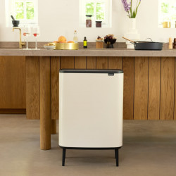 Κάδος απορριμμάτων Brabantia Bo Touch Hi 1010457, 60 λίτρα, Πλευρικές λαβές μεταφοράς, Ρυθμιζόμενα πόδια, Μπεζ