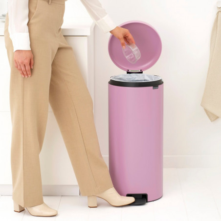 Κάδος απορριμμάτων με πεντάλ Brabantia NewIcon 1010443, 30 λίτρα, Απαλό κλείσιμο, Αντιολισθητική βάση, Ροζ