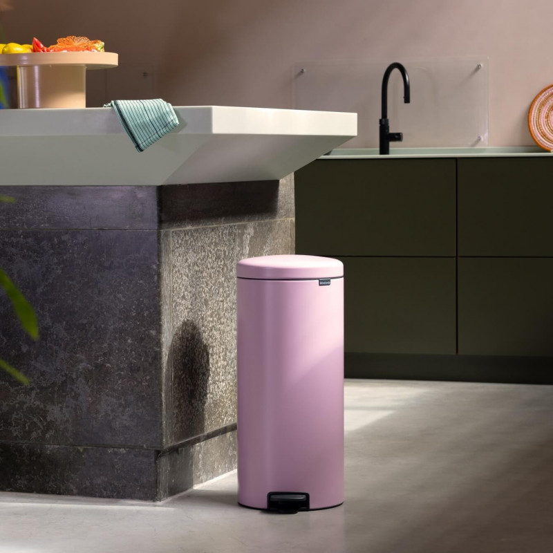 Κάδος απορριμμάτων με πεντάλ Brabantia NewIcon 1010443, 30 λίτρα, Απαλό κλείσιμο, Αντιολισθητική βάση, Ροζ