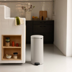 Κάδος απορριμμάτων με πεντάλ Brabantia NewIcon 1010442, 30 λίτρα, Απαλό κλείσιμο, Αντιολισθητική βάση, Ανοιχτό γκρι