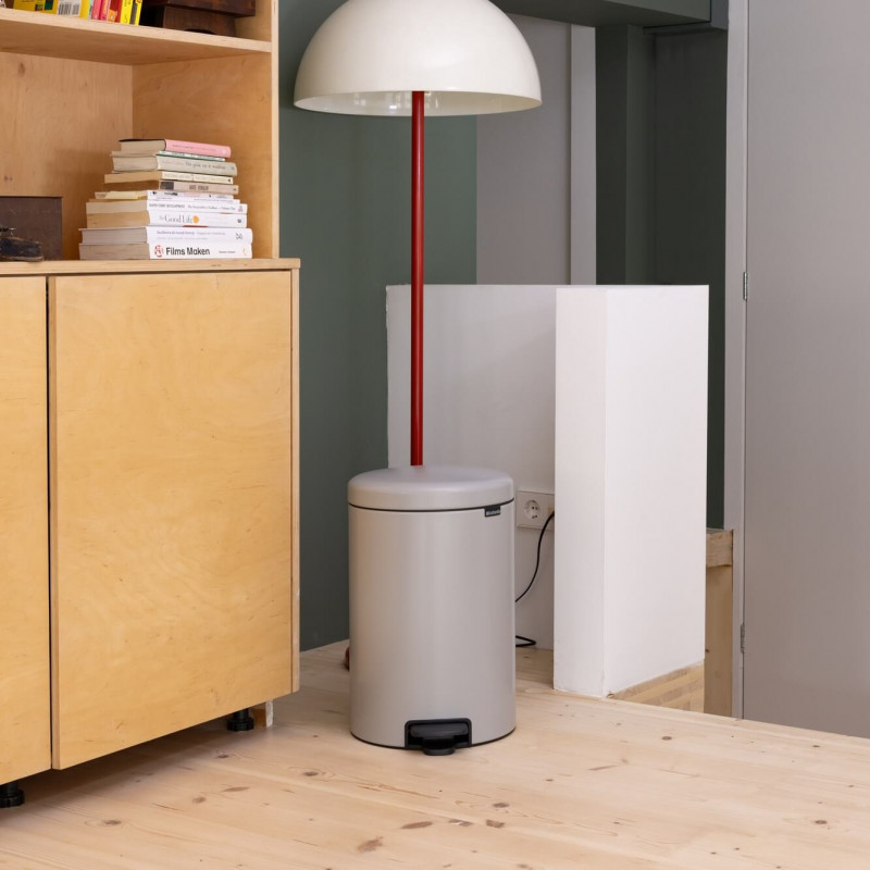 Κάδος απορριμμάτων με πεντάλ Brabantia NewIcon 1010441, 20 λίτρα, Απαλό κλείσιμο, Αντιολισθητική βάση, Ανοιχτό γκρι