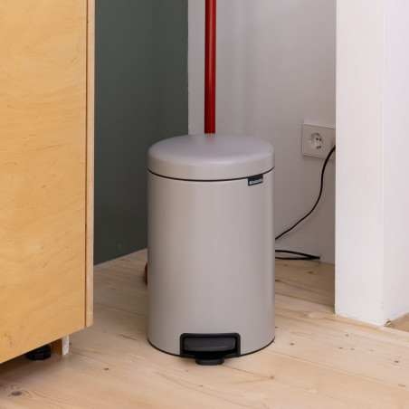 Κάδος απορριμμάτων με πεντάλ Brabantia NewIcon 1010440, 12 λίτρα, Απαλό κλείσιμο, Αντιολισθητική βάση, Ανοιχτό γκρι