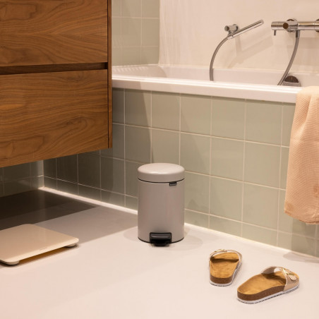 Κάδος απορριμμάτων με πεντάλ Brabantia NewIcon 1010433, 3 λίτρα, Απαλό κλείσιμο, Αντιολισθητική βάση, Ανοιχτό γκρι