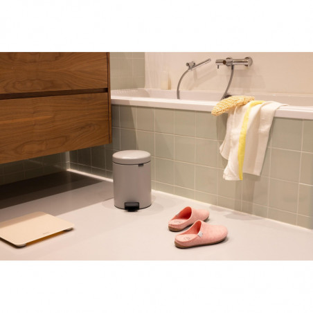 Κάδος απορριμμάτων με πεντάλ Brabantia NewIcon 1010434, 5 λ, Απαλό κλείσιμο, Αντιολισθητική βάση, Ανοιχτό γκρι