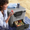 Ψυκτική θήκη Ninja FrostVault FB230EUGY, 28 λίτρα, Παθητική ψύξη, χωρητικότητα 48 κουτιών, Διατηρεί τον πάγο έως και 5 ημέρες, Ξηρό διαμέρισμα, Ρόδες, Γκρι