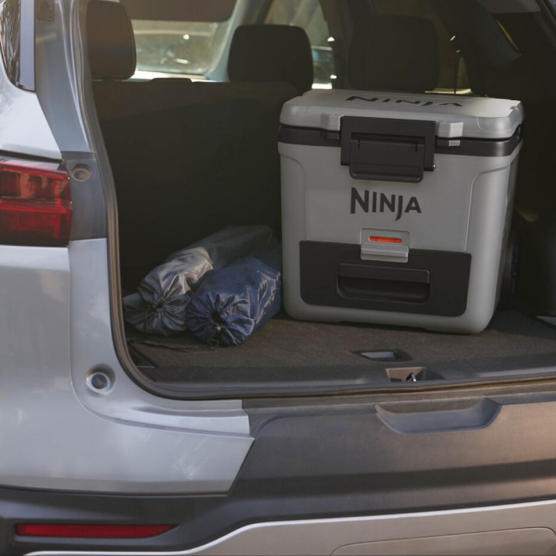 Ψυκτική θήκη Ninja FrostVault FB230EUGY, 28 λίτρα, Παθητική ψύξη, χωρητικότητα 48 κουτιών, Διατηρεί τον πάγο έως και 5 ημέρες, Ξηρό διαμέρισμα, Ρόδες, Γκρι