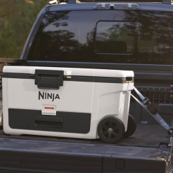 Ψυκτική θήκη Ninja FrostVault FB265EUUKWH, 61,5 λίτρα, Παθητική ψύξη, 97 κουτάκια, Διατηρεί τον πάγο έως και 6 ημέρες, Ξηρό διαμέρισμα, Ρόδες, Λευκό