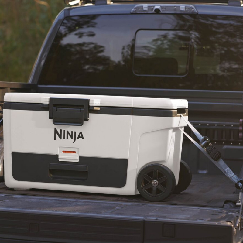 Ψυκτική θήκη Ninja FrostVault FB265EUUKWH, 61,5 λίτρα, Παθητική ψύξη, 97 κουτάκια, Διατηρεί τον πάγο έως και 6 ημέρες, Ξηρό διαμέρισμα, Ρόδες, Λευκό