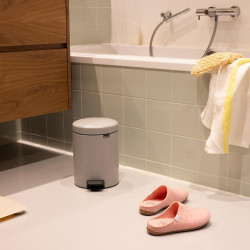 Κάδος απορριμμάτων με πεντάλ Brabantia NewIcon 1010434, 5 λ, Απαλό κλείσιμο, Αντιολισθητική βάση, Ανοιχτό γκρι