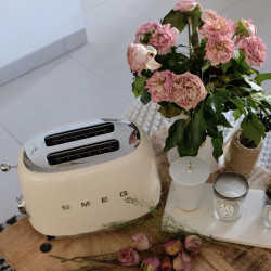 Τοστιέρα SMEG 50's Style TSF01CREU, 950 W, 2 φέτες, 6 επίπεδα, Δοχείο για ψίχουλα, Ενσωματωμένο καλώδιο, Ανοξείδωτο ατσάλι, Κρεμ
