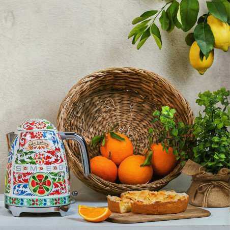Ηλεκτρική κανάτα SMEG Dolce & Gabbana KLF03DGEU, 2400 W, 1,7 λ, βάση 360°, γυαλιστερό φινίρισμα, πολύχρωμη