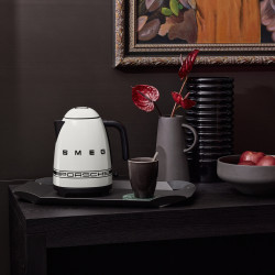Ηλεκτρική κανάτα SMEG Porsche KLF03PCWEU, 2400 W, 1,7 λ, βάση 360°, γυαλιστερό φινίρισμα, λευκό