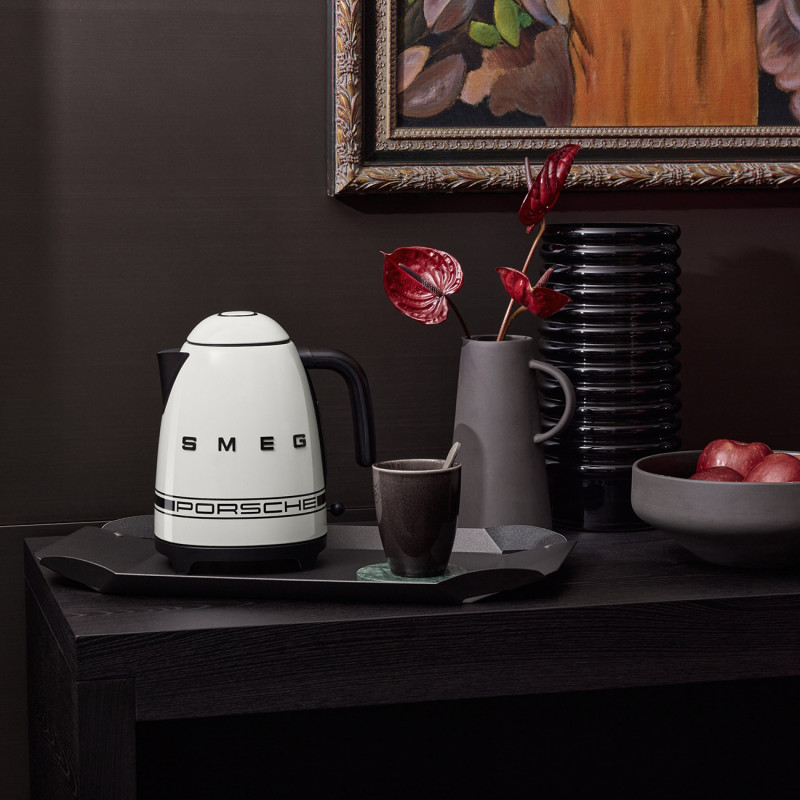 Ηλεκτρική κανάτα SMEG Porsche KLF03PCWEU, 2400 W, 1,7 λ, βάση 360°, γυαλιστερό φινίρισμα, λευκό