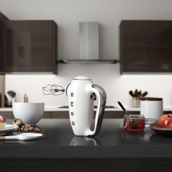 Χειροκίνητο μίξερ SMEG 50's Style HMF01WHEU, 250 W, 9 ταχύτητες, λειτουργία Turbo, κρυφή οθόνη LED, χρονοδιακόπτης, εξαρτήματα, λευκό