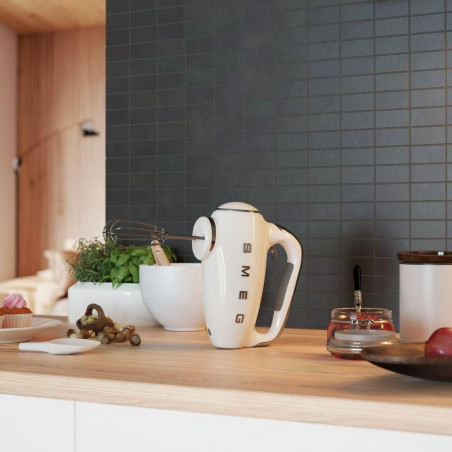 Χειροκίνητο μίξερ SMEG 50's Style HMF01WHEU, 250 W, 9 ταχύτητες, λειτουργία Turbo, κρυφή οθόνη LED, χρονοδιακόπτης, εξαρτήματα, λευκό